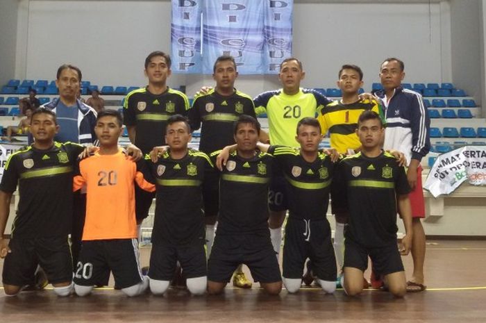 Tim futsal Polda Bali yang diperkuat striker Bali United, I Made Wirahadi (berdiri dua dari kiri).