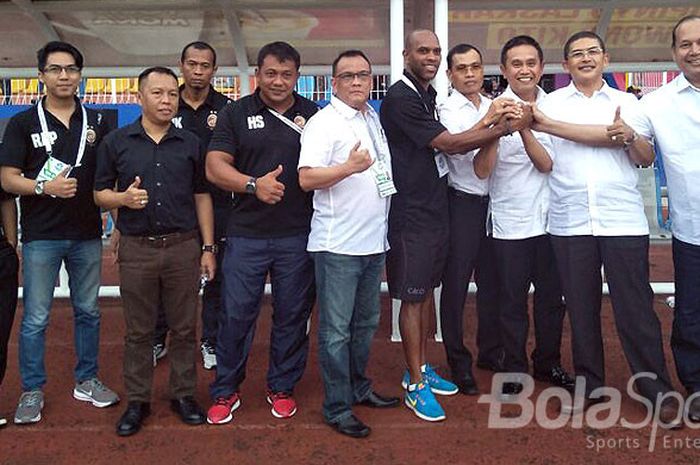 Kayamba Gumb, berpose bersama manajemen dan pelatih Sriwijaya, ketika masih menjabat sebagai asisten pelatih Sriwijaya FC di musim kompetisi Liga 1 2017.