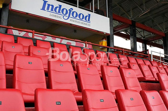 Penonton tribun utama Stadion Kapten I Wayan Dipta dimanjakan oleh kursi mewah berbalut kulit.