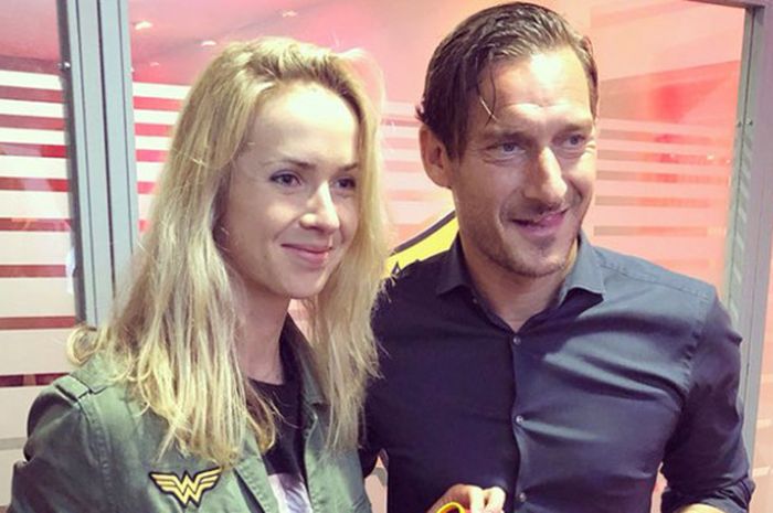 Elina Svitolina (kiri) dan Francesco Totti (kanan) berpose bersama di Stadio Olimpico pada (14/5/2018).