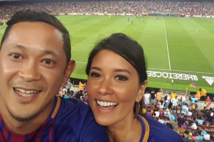 Titi Rajao Bintang dan Suami sedang menonton pertandingan di Stadion Camp Nou Barcelona 