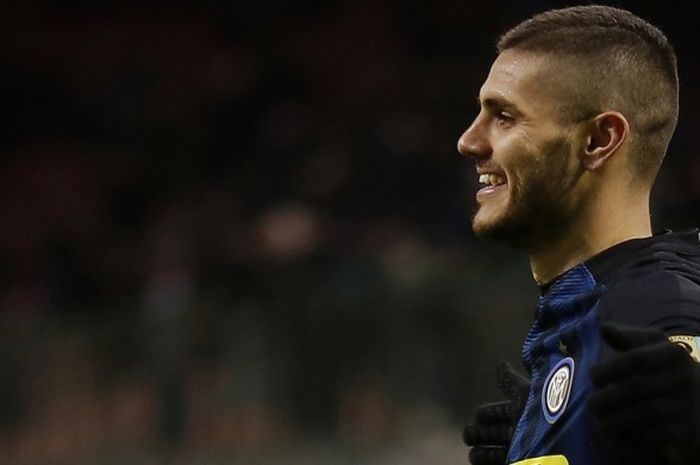 Kapten Inter Milan, Mauro Icardi, merayakan gol yang dia cetak ke gawang Fiorentina dalam pertandingan Serie A di Giuseppe Meazza, Milan, Italia, 28 November 2016.