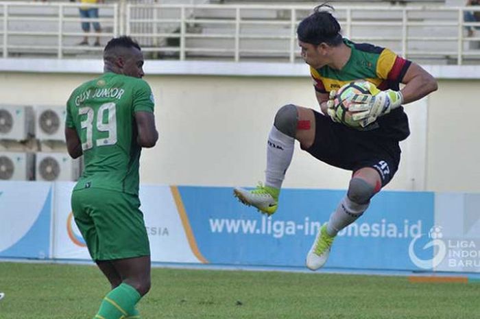 Guy Junior saat berebut bola dengan kiper Mitra Kukar, Gerri Mandagi.