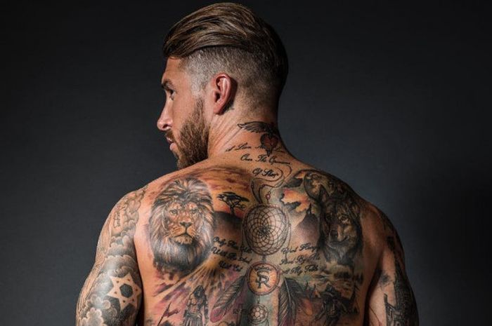 Bintang Real Madrid, Sergio Ramos memamerkan tato di tubuhnya ke media sosial Instagram pada, Minggu (9/7/2017).