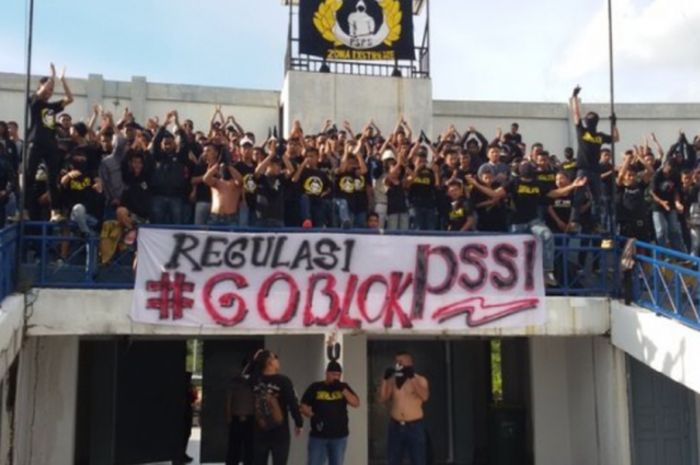 Kelompok suporter PSPS Curva Nord memprotes PSSI terkait regulasi liga 2 musim ini. Regulasi yang dikritik tersebut terkait pelarangan menghidupkan flare di stadion. 