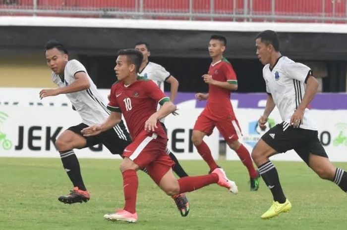 Penyerang timnas U-19, Egy Maulana Vikri (10) mencoba lepas dari kawalan pemain Perseden Denpasar pada uji coba di Stadion Kapten I Wayan Dipta, Gianyar, Jumat (19/5/2017). 