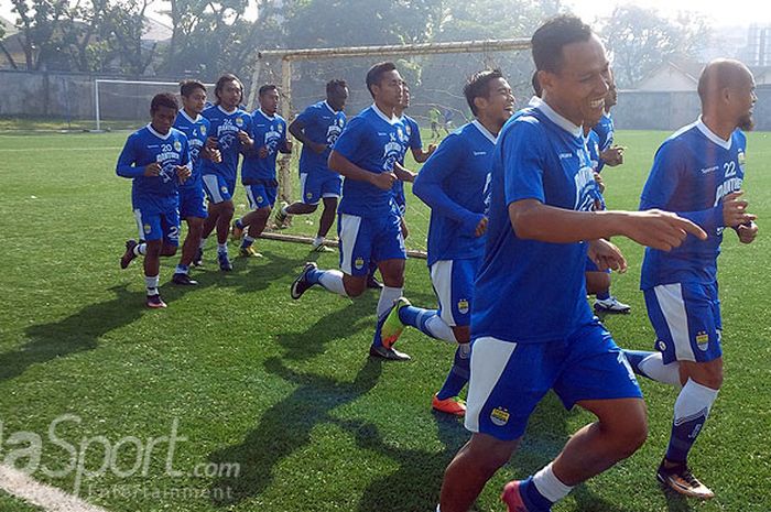 Pemain Persib Bandung berlatih di Lapangan Lodaya, Kota Bandung, Jumat (22/9/2017).