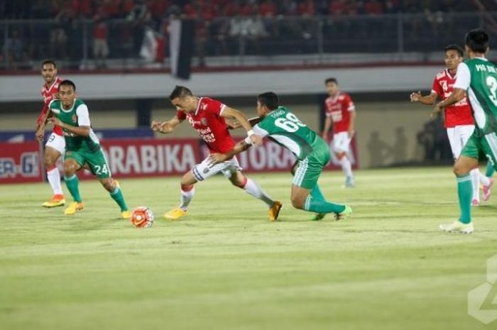 Salah satu momen dalam laga Bali United kontra PS TNI yang berakhir imbang 2-2 di Stadion Kapten I Wayan Dipta, Rabu (27/6/2016).