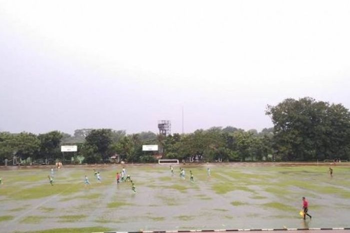 Laga Persikabo kontra Perserang di Stadion Kartika, Cilodong, Kota Depok sempat terhenti karena hujan dan lapangan tergenang air. Laga Grup 2 ISC B ini berlangsing pada Sabtu (27/8/2016) sore. 