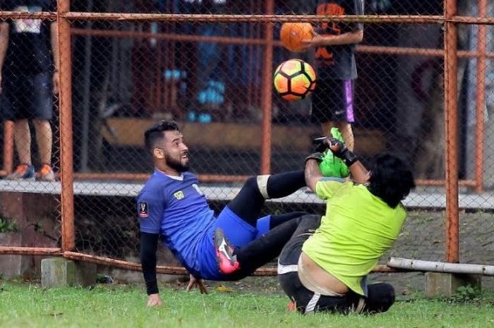 Striker asing Persiba Balikpapan, Marlon da Silva (kiri) saat membela timnya yang uji coba kontra PS UM di lapangan luar Stadion Gajayana, Kota Malang,  Sabtu (8/4/2017).