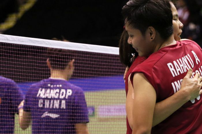 Greysia Polii dan Apriyani Rahayu berpelukan setelah memastikan tiket final Hong Kong Open 2017 setelah menang atas ganda putri China, Huang Dongping/Li Wenmei, di Hong Kong Coliseum, Kowloon pada Sabtu (25/11/2017).