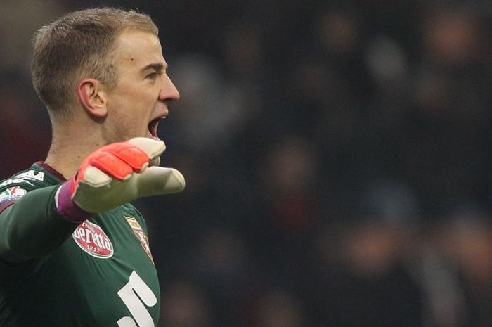 Kiper Torino, Joe Hart, memberikan instruksi kepada rekan-rekannya dalam laga Coppa Italia kontra AC Milan di Stadion San Siro, Milan, Italia, 12 Januari 2017.