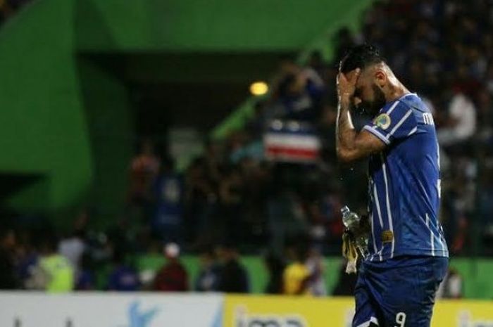 Ekspresi kecewa kapten Persiba Balikpapan, Marlon da Silva seusai timnya dikalahkan Arema FC pada pekan ketiga Liga 1 musim 2017 di Stadion Gajayana, Kota Malang, Senin (1/5/2017) malam. 