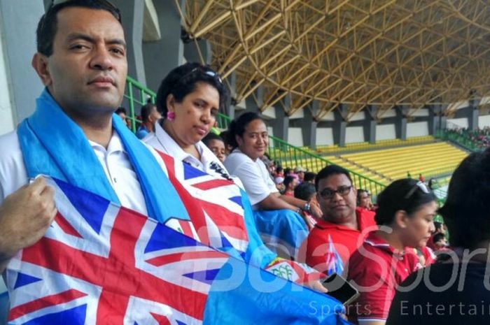 Suporter timnas Fiji yang menonton laga persahabatan internasional Indonesia kontra Fiji di Stadion Candrabhaga, Bekasi, pada Sabtu (2/9/2017).