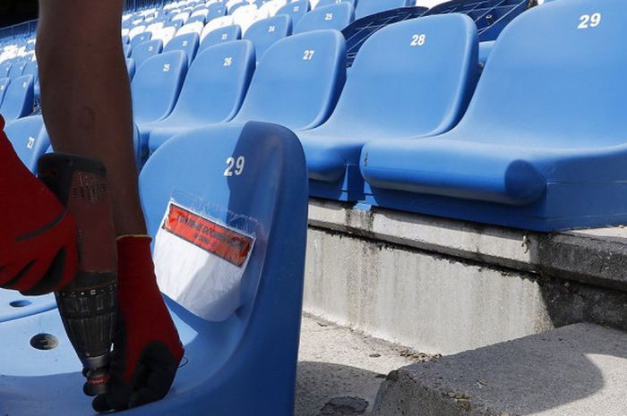 Pekerja mulai mencopoti kursi-kursi di tribune markas lama Atletico Madrid, Stadion Vicente Calderon.