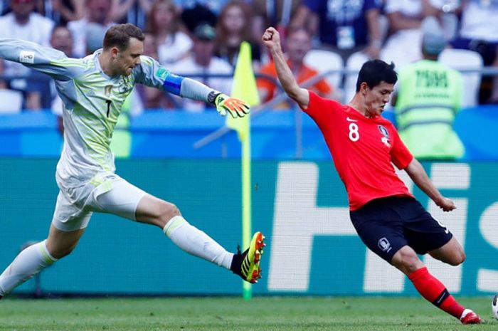 Kiper Jerman, Manuel Neuer (kiri), berusaha menahan umpan pemain Korea Selatan, Jo Se-Jong, dalam laga Grup F Piala Dunia 2018 di Kazan Arena, Kazan, Rusia pada 27 Juni 2018.