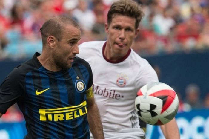Penyerang Inter Milan, Rodrigo Palacio, beraksi kontra FC Bayern Muenchen di laga International Champions Cup 2016 di Charlotte, Carolina Utara, pada 30 Juli 2016.