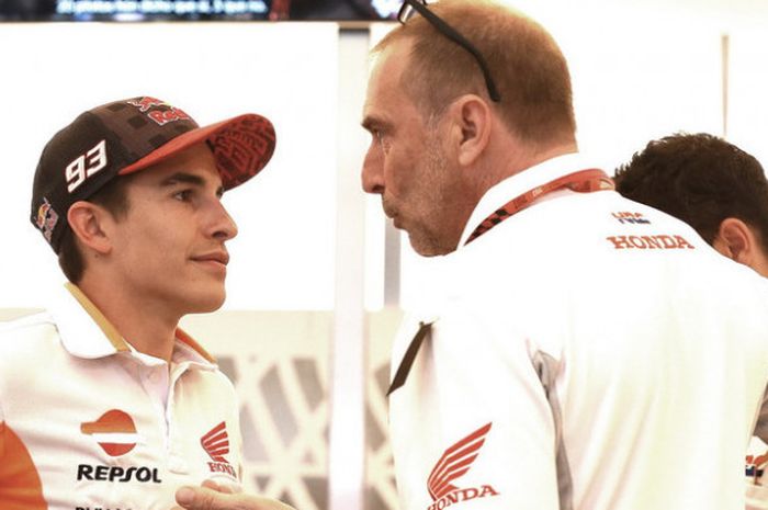 Pebalap tim Repsol Honda, Marc Marquez, bersama Livio Suppo (Team Principal Honda).