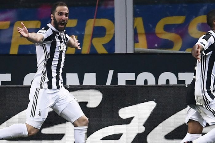  Penyerang Juventus, Gonzalo Higuain, melakukan selebrasi setelah mencetak gol ke gawang Inter Milan  di Stadion Giuseppe Meazza pada pertandingan Liga Italia pada Minggu (29/4/2018) 