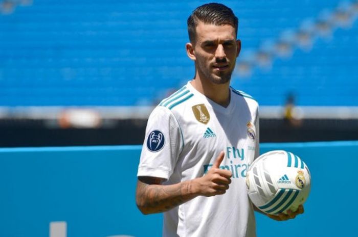 Dani Ceballos berpose saat diperkenalkan sebagai pemain Real Madrid di Stadion Santiago Bernabeu, Madrid, 20 Juli 2017.