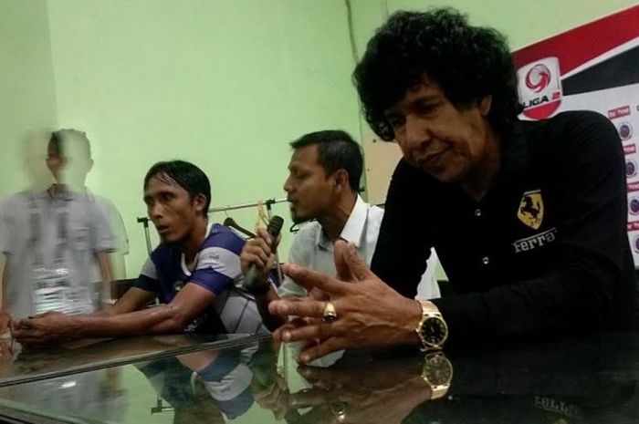 Pelatih Persida, M Zein Alhadad (kanan) dan pelatih Persik, Bejo Sugiantoro (tengah) dalam jumpa pers pasca laga kedua tim untuk partai lanjutan Grup 6 Liga 2 musim 2017 di Gelora Delta, Sidoarjo, Jumat (21/5/2017) sore. 