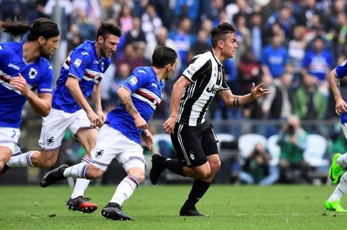 Penyerang Juventus, Paulo Dybala, mengontrol bola saat melawan Sampdoria pada partai lanjutan Serie A - kasta pertama Liga Italia, Minggu (19/3/2017).