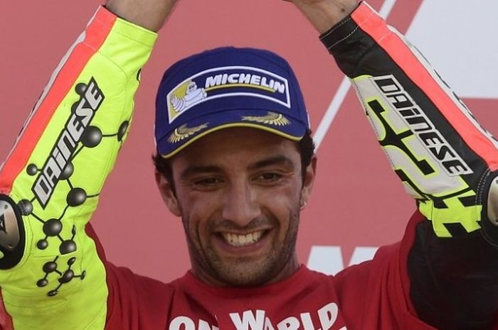 Pebalap Ducati, Andrea Iannone, berpose di podium ketiga GP Valencia yang berlangsung di Sirkuit Ricardo Tormo, Minggu (13/11/2016).