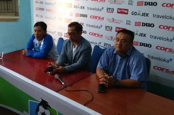 Aji Santoso (tengah) memutuskan mundur dari kursi pelatih Arema FC, Senin (31/7/2017). 