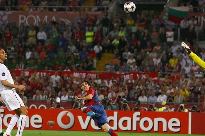 Megabintang FC Barcelona, Lionel Messi (kedua dari kanan), mencetak gol sundulan ke gawang Manchester United dalam laga final Liga Champions di Stadion Olimpico, Roma, Italia, 27 Mei 2009.