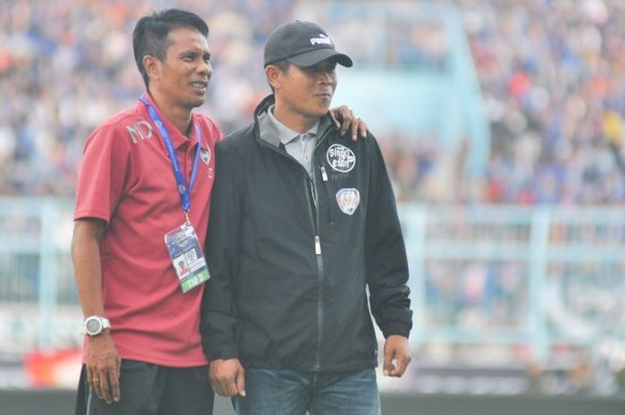 I Made Pasek Wijaya (kiri) dan Joko Susilo berfoto sebelum semifinal II Piala Jenderal Sudirman menghadapi Mitra Kukar di Stadion Kanjuruhan, Malang, Minggu (17/1/2016).