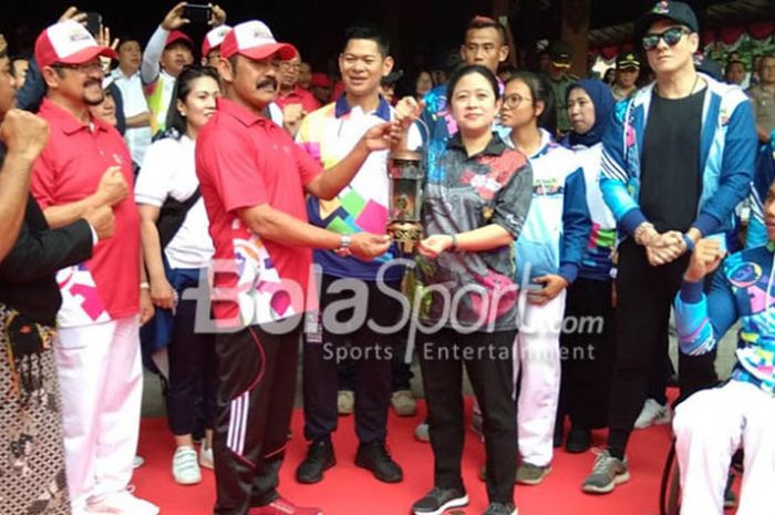 Menko PMK, Puan Maharani, menyerahkan lentera Asian Para Games 2018 kepada Walikota Surakarta, F.X Hadi Rudiyatmo, di Balai Kota Surakarta pada Rabu (5/9/2018).