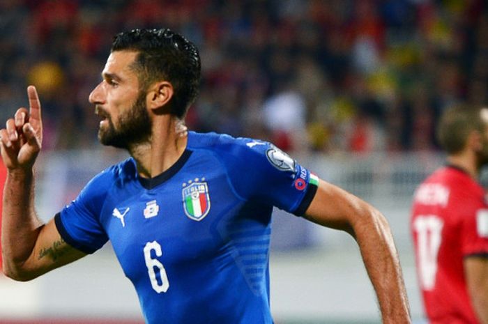 Gelandang Italia, Antonio Candreva, merayakan gol yang dia cetak ke gawang Albania dalam laga Kualifikasi Piala Dunia 2018 zona Eropa di Stadion Loro Borici, Shkoder, pada 9 Oktober 2017.