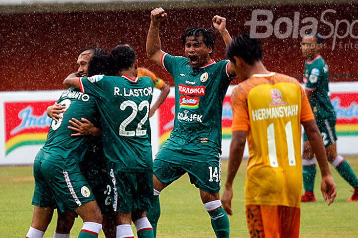     Pemain PSS Sleman merayakan gol yang dicetak Ichsan Pratama saat melawan Martapura FC dalam laga lanjutan kompetisi Liga 2 di Stadion Maguwoharjo, Sleman, Rabu (16/5/2018).    