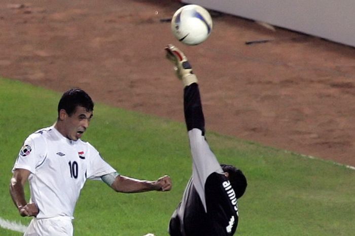 Striker sekaligus kapten timnas Irak, Younis Mahmoud, menyundul bola ke gawang kiper Arab Saudi, Yasser Al Mosailem, yang berujung gol pada menit 73' di laga final Piala AFC 2007 yang berlangsung di Stadion Gelora Bung Karno, Jakarta,.