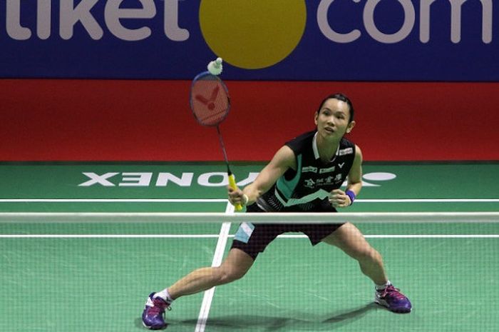  Pebulu tangkis tunggal putri Taiwan, Tai Tzu Ying, mengembalikan kok ke arah Chen Yufei (China) pad