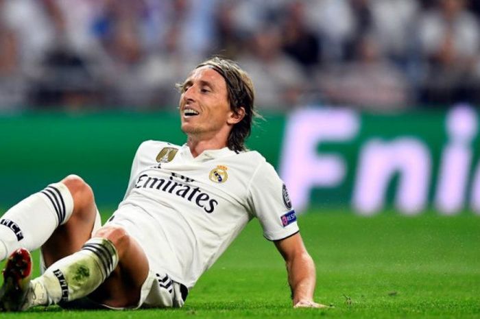 Gelandang Real Madrid, Luka Modric, terjatuh di lapangan dalam partai Liga Champions lawan AS Roma di Santiago Bernabeu, Madrid, 19 September 2018.