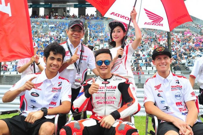 Pebalap tim Honda Asia-Dream Racing, Andi Gilang, rekannya, Zaqhwan Zaidi, Troy Herfoss (baris bawah, dari kiri ke kanan), berpose di sela penyelenggaraan Suzuka  8 Hours di Sirkuit Suzuka, Minggu (30/7/2018).