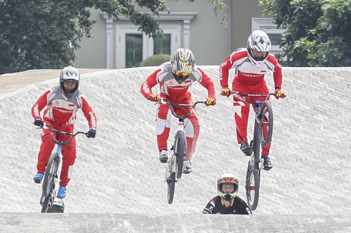 Rio Akbar, Toni Syarifudin, dan I Gusti Bagus Saputra, para pebalap sepeda BMX pelatnas yang menjalani tes pertama di Trek BMX Pulomas, Jakarta, Selasa (5/6/2018).