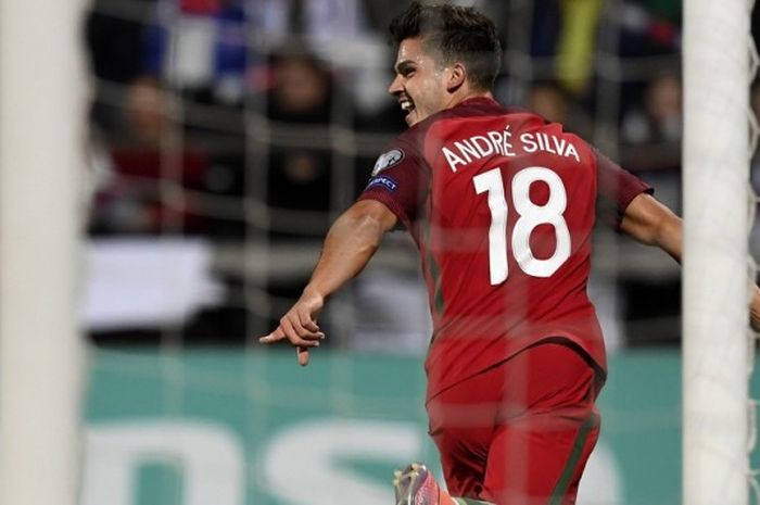 Salah satu dari tiga aksi selebrasi gol pemain Portugal, Andre Silva, seusai mencetak gol ke gawang Kepulauan Faroe dalam pertandingan Kualifikasi Piala Dunia 2018 di Stadion Torsvollur, Torshavn, Kepulauan Faroe, pada Senin (10/10/2016).