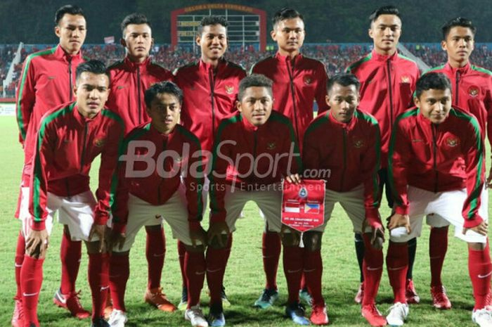  Sesi foto timnas U-16 Indonesia sebelum menghadapi Filipini dalam laga Grup A Piala AFF U-16 2018 di Stadion Gelora Delta, Sidoarjo, Minggu (29/7/2018). 