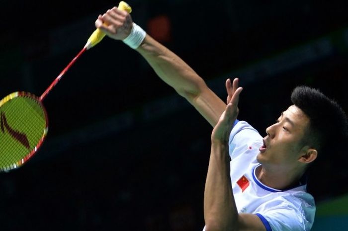 Pebulu tangkis tunggal putra China, Chen Long, mengembalikan kok dari Ng Ka Long Angus (Hong Kong) pada laga perempat final Kejuaraan Asia di Wuhan Sports Center Gymnasium, Wuhan, China, Jumat (28/4/2017).