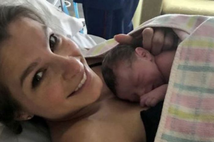 Istri Casey Stoner, Adriana, bersama putrinya yang baru saja lahir, Caleya Maria Stoner, Sabtu (7/10/2017)