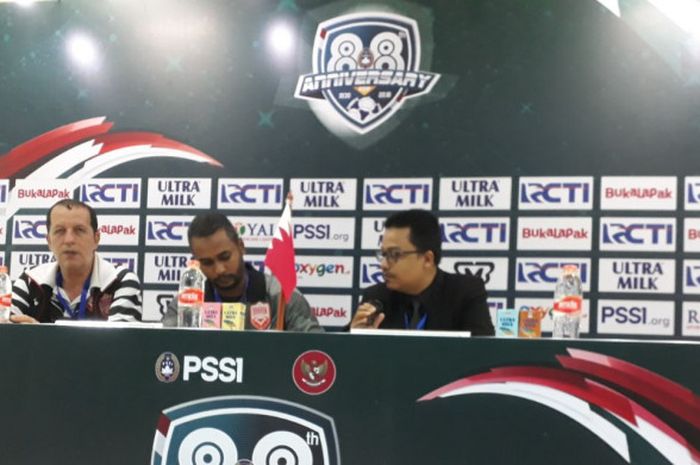 Pelatih Timnas U-23 Bahrain, Samir Chammam (kiri), dalam jumpa pers usai pertandingan PSSI Anniversary Cup 2018 melawan Timnas U-23 Indonesia di Stadion Pakansari, Bogor, Jumat (27/4/2018).