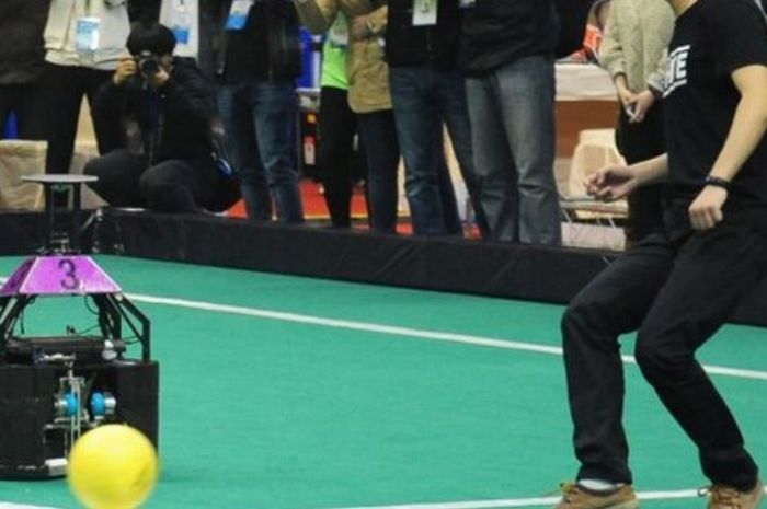 Robot yang sedang melawan tim manusia dalam acara RoboCup 2016