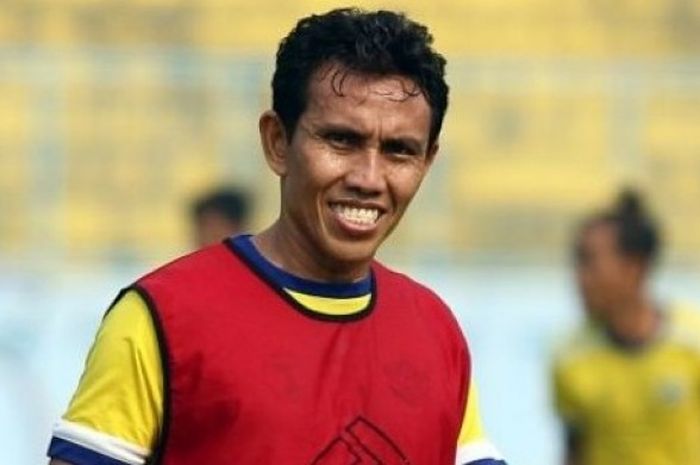Asisten Pelatih merangkap pemain Persiba Balikpapan, Bima Sakti, mencetak gol indah saat Persiba kontra Bali United pada pekan kelima  TSC di Stadion Parikesit, Balikpapan, Senin (30/5/2016).