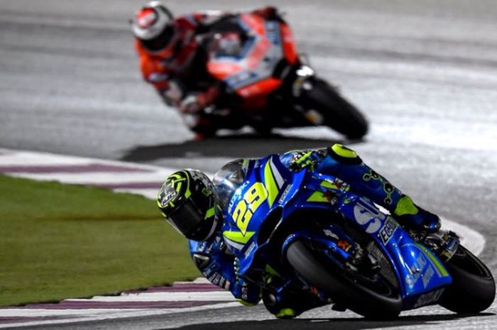 Pebalap Suzuki Ecstar, Andrea Iannone, memacu motornya saat tampil di seri balap pertama MotoGP di Sirkuit Losail, Qatar pada 18 Maret 2018.