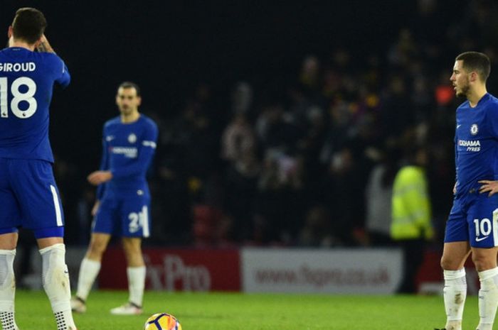 Ekspresi pemain Chelsea, Olivier Giroud (kiri) dan Eden Hazard, setelah timnya dibobol Watford dalam laga Liga Inggris di Stadion Vicarage Road, Watford, pada 5 Februari 2018.