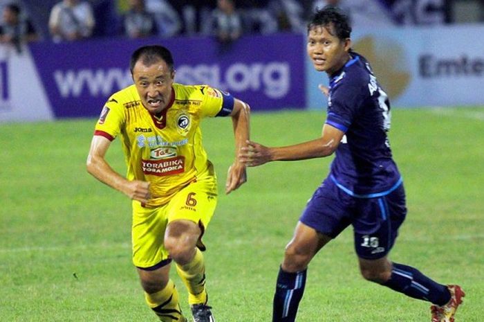 Gelandang Sriwijaya FC, Yu Hyun-goo, berebut bola dengan gelandang Arema, Adam Alis, di Piala Presiden.