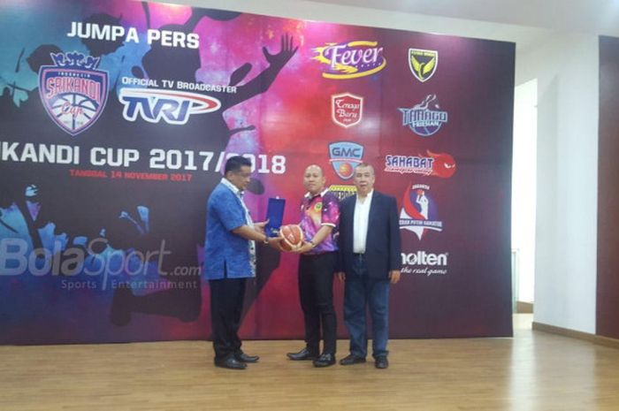 Ketua umum Perbasi Danny Kosasih, Kordinator Kompetisi Basket Srikandi Deddy Setiawan, dan Bambang siswanto perwakilan dari TVRI melakukan penyerahan simbolis tanda dimulainya Srikandi Cup 2017-2018.