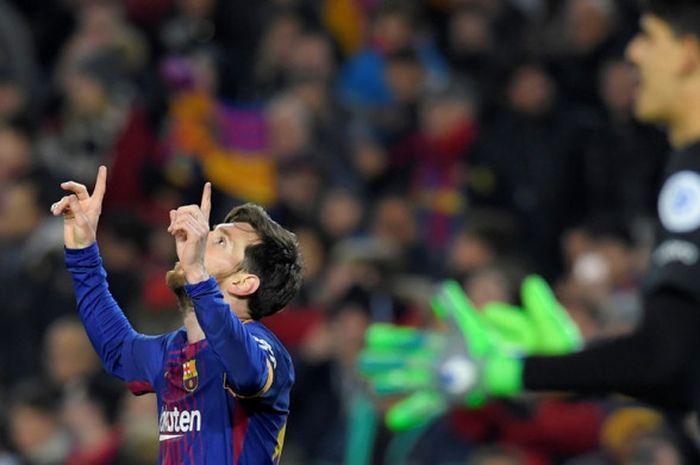 Megabintang FC Barcelona, Lionel Messi (kiri), merayakan gol yang dia cetak ke gawang Girona dalam laga Liga Spanyol di Stadion Camp Nou, Barcelona, pada 24 Februari 2018.